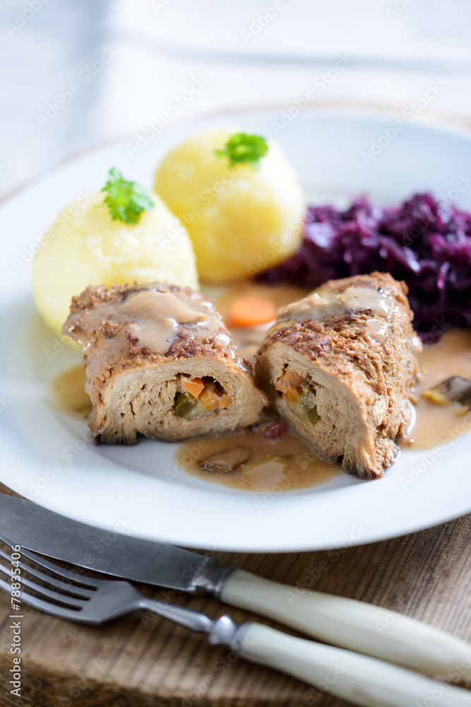 Sojaroulade mit Klößen und Rotkohl Sojaroulade mit Klößen und Rotkohl