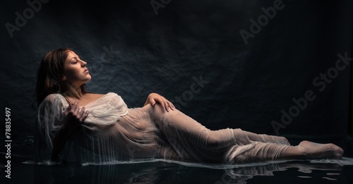 Foto Naked girl in the water