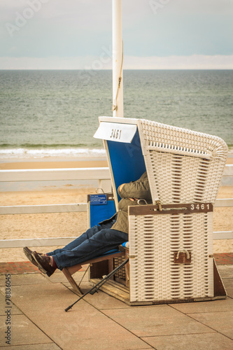 Fotografia roofed wicker beach chair