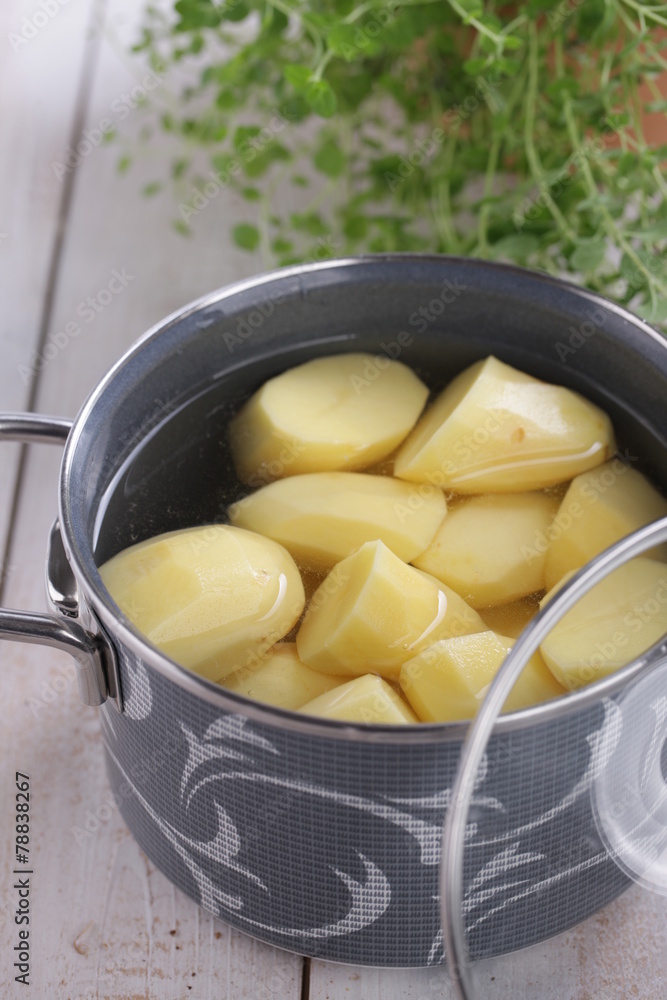 Geschälte Kartoffeln im Topf Geschälte Kartoffeln im Topf
