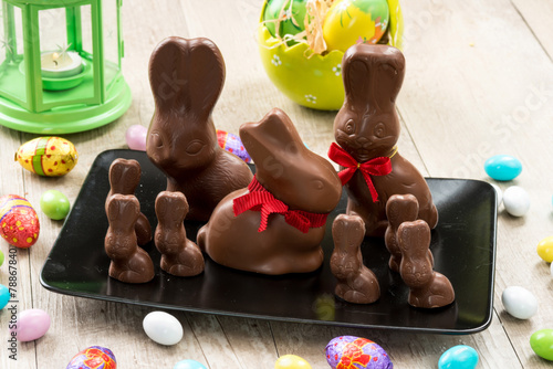 Coniglietti pasquali di cioccolata su un piatto photo