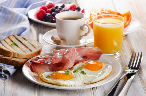 Obraz na plátně Šálek kávy, dvě vejce a slanina pro zdravou snídani