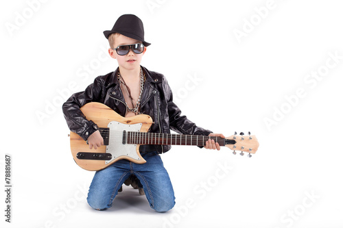 Junge mit Gitarre - isoliert