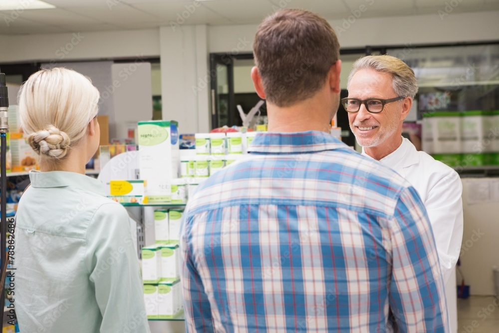 Obraz premium Pharmacist and customers talking about medication