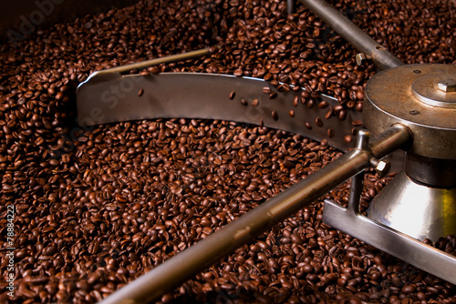 Roasting process of coffee, screening and cooling in the hopper