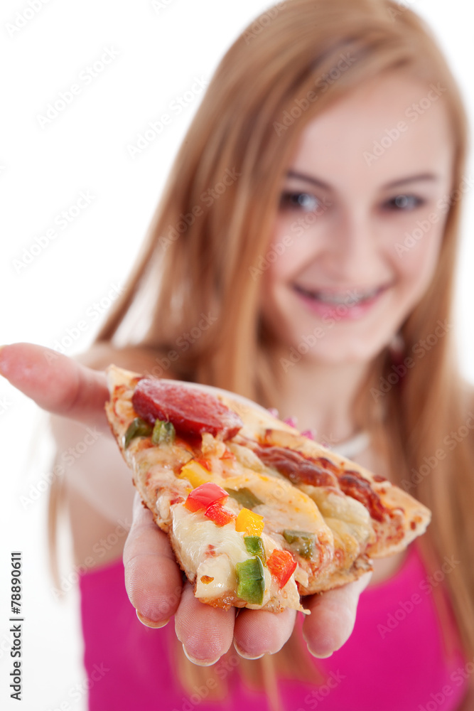 Mädchen überreicht ein Stück Pizza und lacht Nahaufnahme