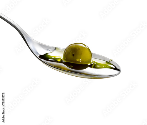 olio d'oliva su fondo isolato