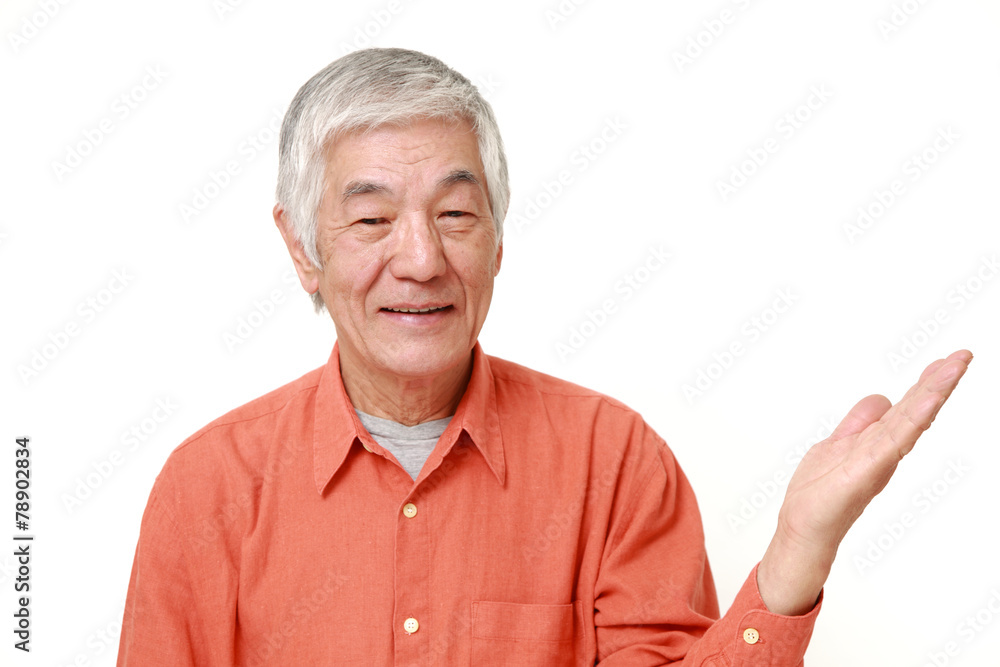 説明をする高齢の男性 説明をする高齢の男性