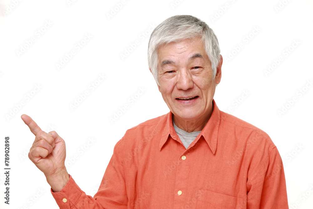 説明をする高齢の男性 説明をする高齢の男性