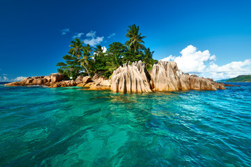Papier peint photo Île Île tropicale aux eaux turquoise  © haveseen