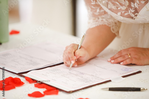 Bilde på lerret bride signs marriage certificate with a pen