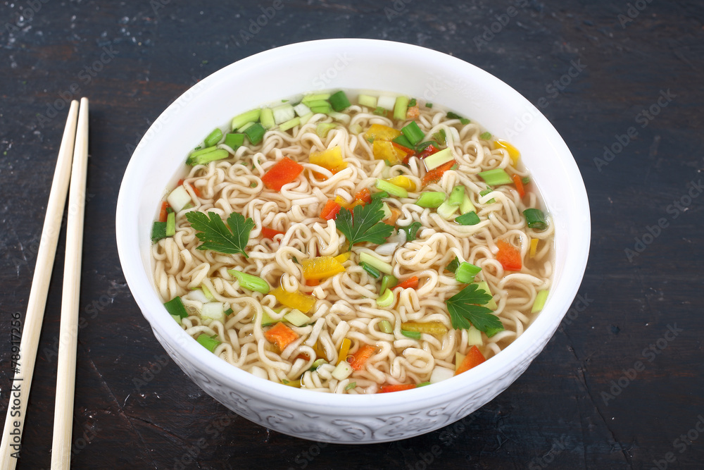 cibo asiatico zuppa spaghetti e verdure Stock Photo | Adobe Stock