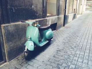 Bilder mit Rahmen Roller Mintgrüner Roller in Palma de Mallorca  © Dayzi