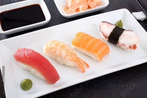 sushi assortito sfondo grigio