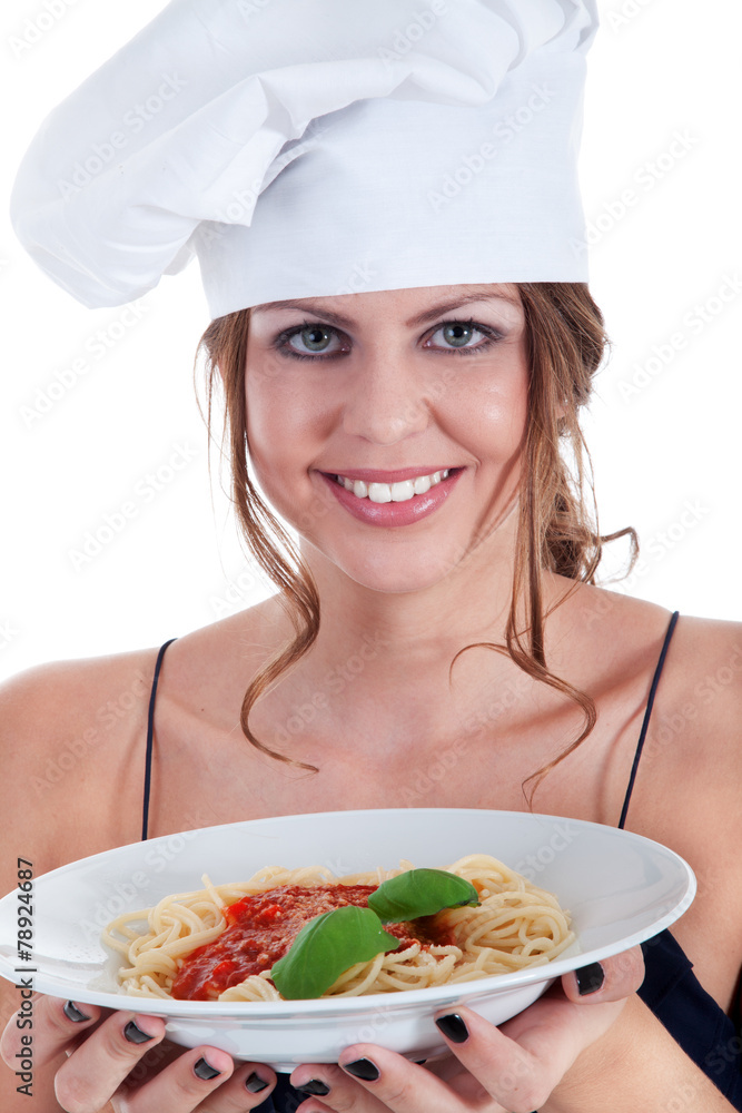 Frau mit Kochmütze serviert Spaghetti mit Tomaten Soße Porträt Frau mit Kochmütze serviert Spaghetti mit Tomaten Soße Porträt
