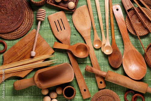 utensili da cucina in legno sulla tavola verde photo