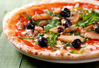Fototapete Pizzeria Pizza mit Rucola und Champignons  © al62