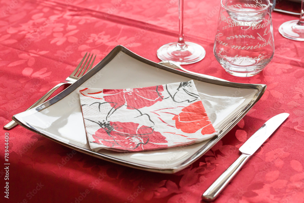 Service de table - assiette blanche, verre, nappe rouge Stock Photo | Adobe  Stock
