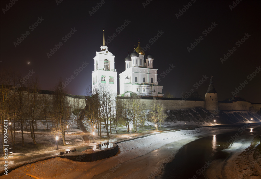 Fototapeta premium Троицкий собор и колокольня февральской ночью. Псковский кремль