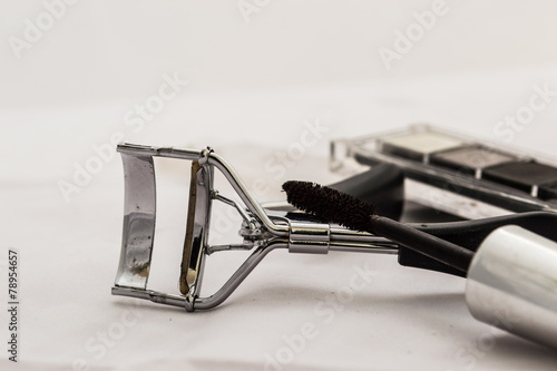 curling eyelashes with mascara