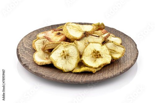 Suszone jabłka na drewnianym talerzu