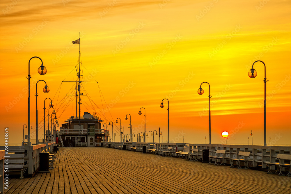 Obraz premium Sunrise at the wooden pier in Sopot, Poland.