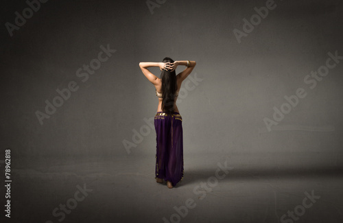 Fotografi belly dancer back side