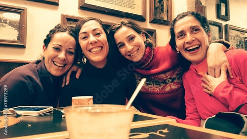 Obraz na płótnie Amigas en el pub w salonie