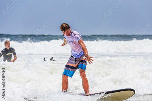 Jugendlicher surft im Atlantik © mophoto