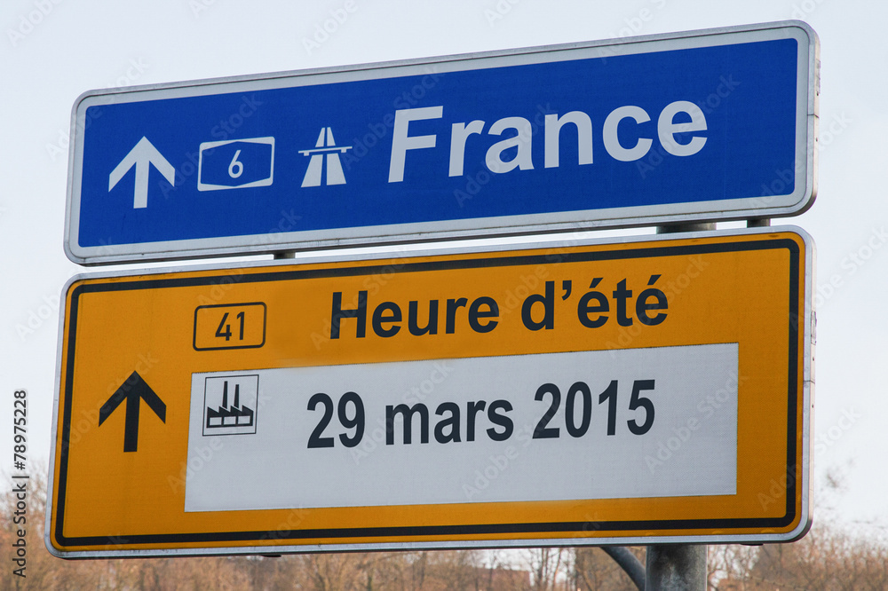 indication heure d'été sur panneau routier indication heure d'été sur panneau routier
