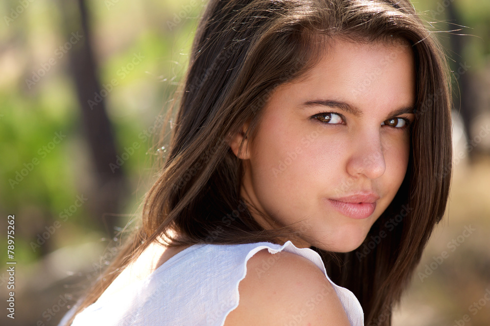 Naklejka premium Sensual young woman with beautiful eyes posit outdoors