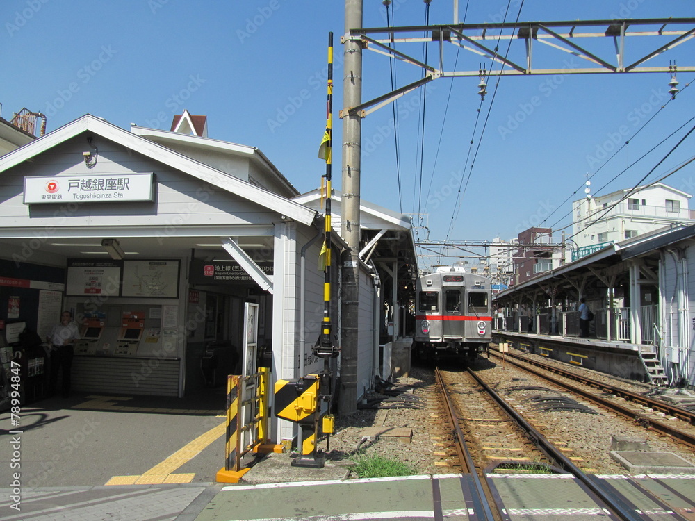 Obraz premium 戸越銀座駅と電車