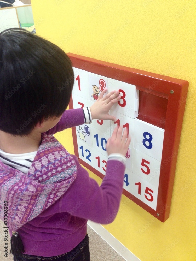 知育玩具で遊ぶ子供 知育玩具で遊ぶ子供