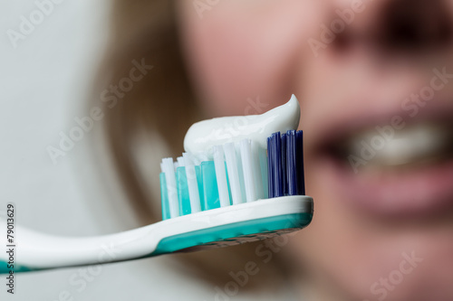 Zahnbürste mit Zahnpasta und Mund mit Klammer photo