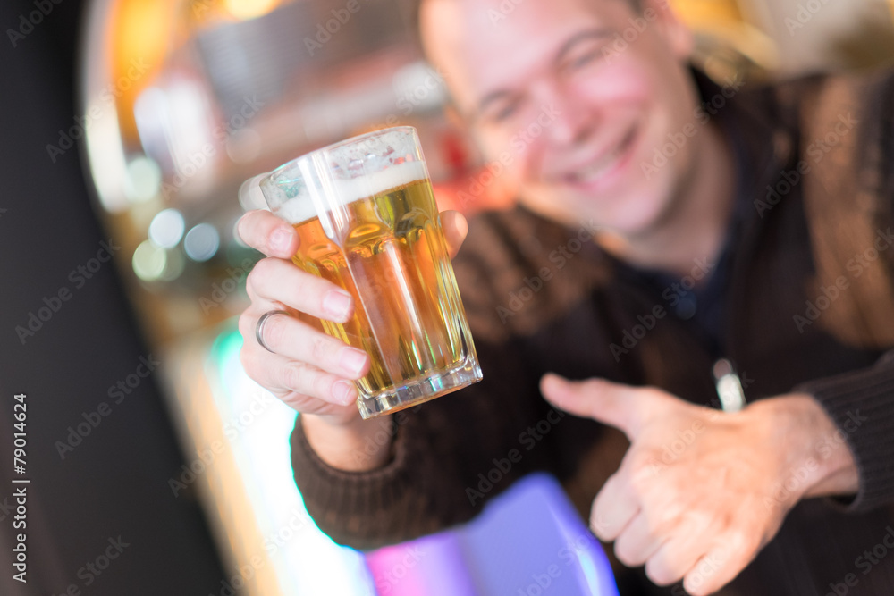 Mit Bier anstossen Mit Bier anstossen