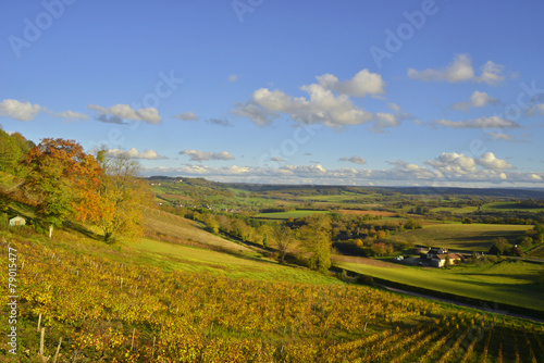 La vallée dorée de Vézelay (89450), département de l'Yonne en région Bourgogne-Franche-Comté, France