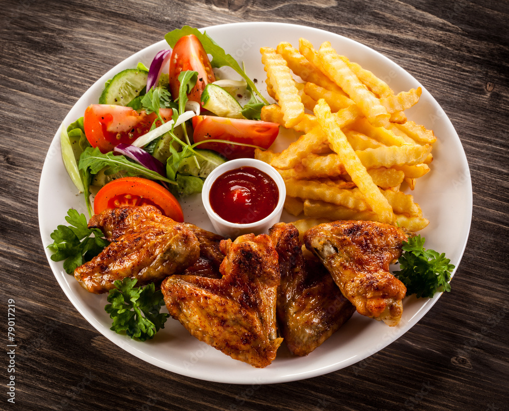 Grilled chicken nuggets, chips and vegetables Grilled chicken nuggets, chips and vegetables