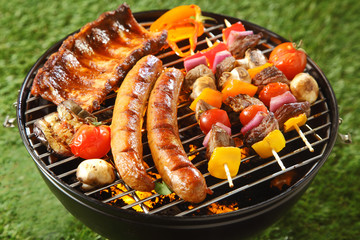 Stickers Grill / Barbecue Gegrild vlees op zomerse barbecue  © exclusive-design