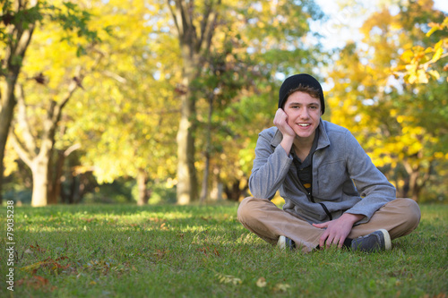 Φωτογραφία Cute Teen Outdoors Smiling