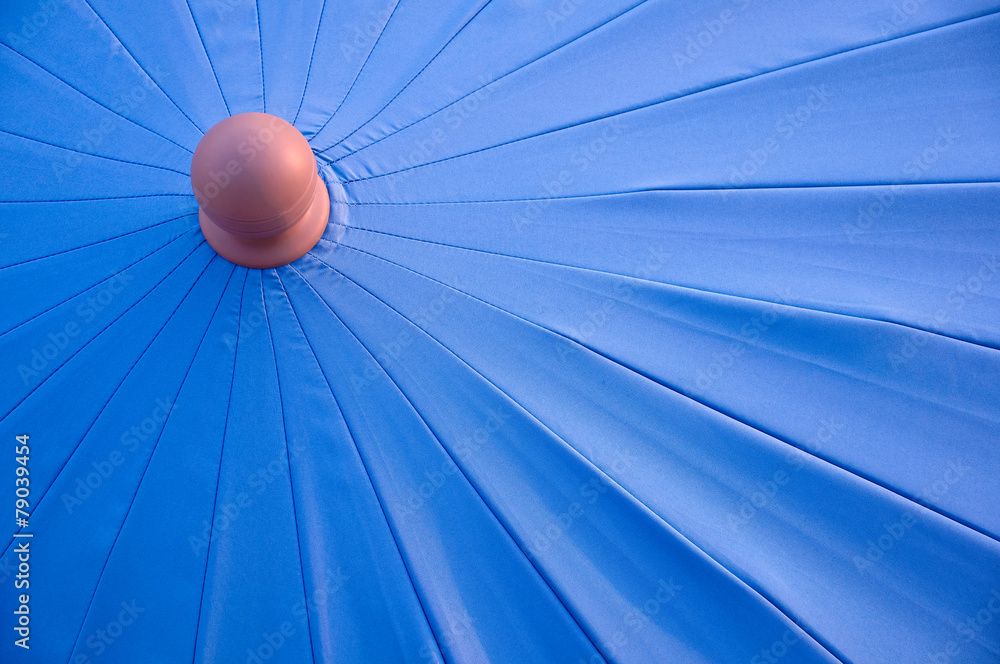 Fragment rozłożonego niebieskiego parasola ogrodowego - obrazy, fototapety, plakaty 