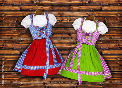 Dirndl auf Holz