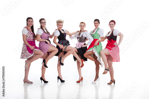 Frauen im Dirndl tanzen mit sexy Beine Porträt