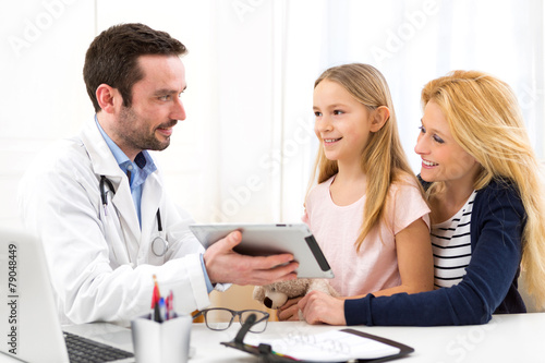 Little girl at the doctor with her mother © Production Perig