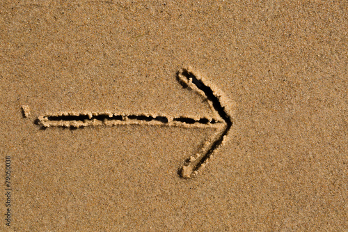 Arrow drawn in sand © Mikkel Bigandt