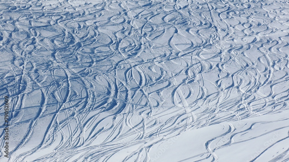 Obraz premium Snowboard and ski tracks in powder snow