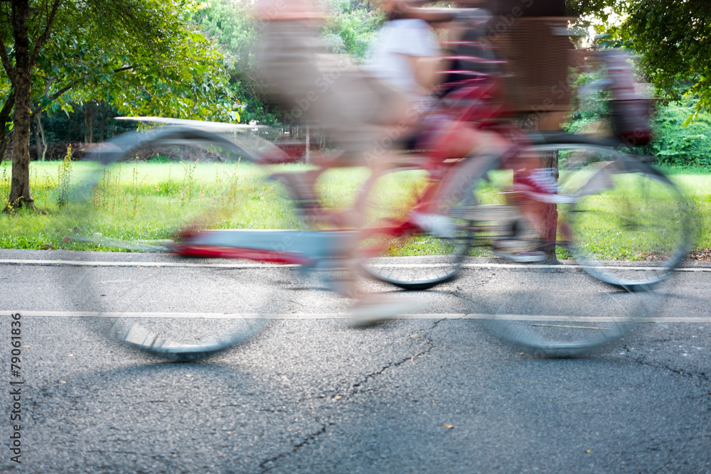 Obraz premium Ride bike in the park