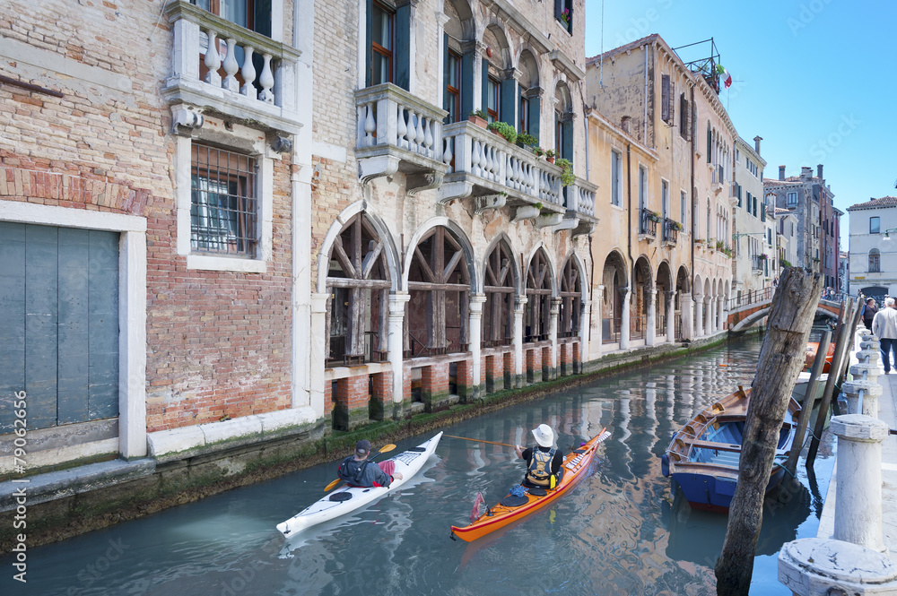 Fototapeta premium traveler kayaking in canal in Venice, Italy