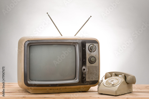 Φωτογραφία old phone and old tv vintage style