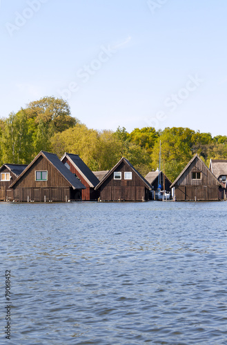 Obraz na płótnie Boathouses on the Mueritz Lake w salonie