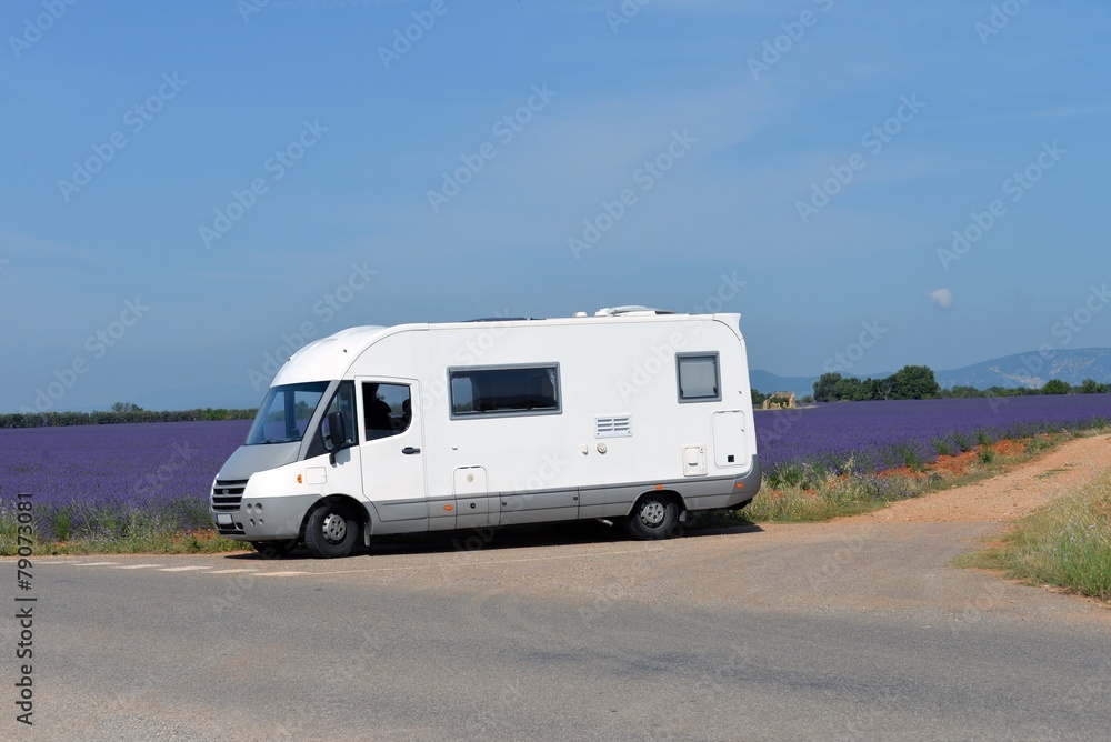 Reisemobil im Lavendelfeld in Valesole Provence